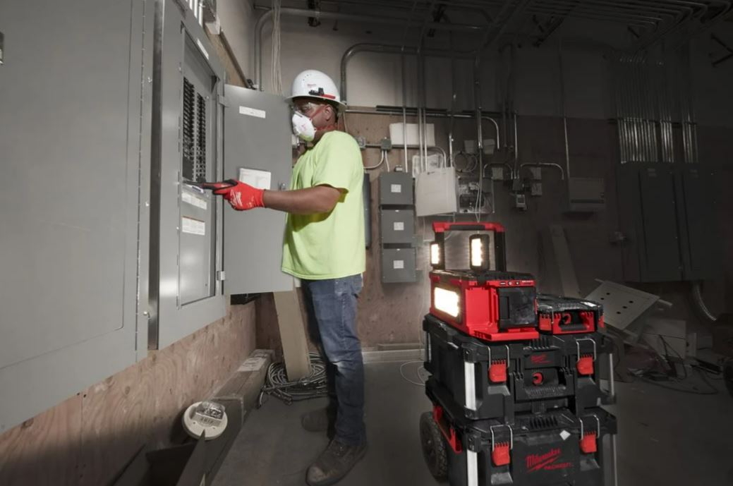 ECLAIRAGE DE ZONE 3000 LUMENS MILWAUKEE M18 POALC-0 CHARGEUR PACKOUT - 4933478120