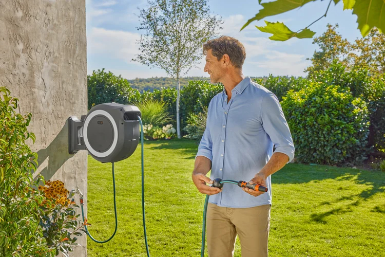 Dévidoir automatique mural sur batterie PowerRoll XL 35/18V P4A tuyau de 35 m blanc - sans chargeur ni batterie - GARDENA - 18642-55
