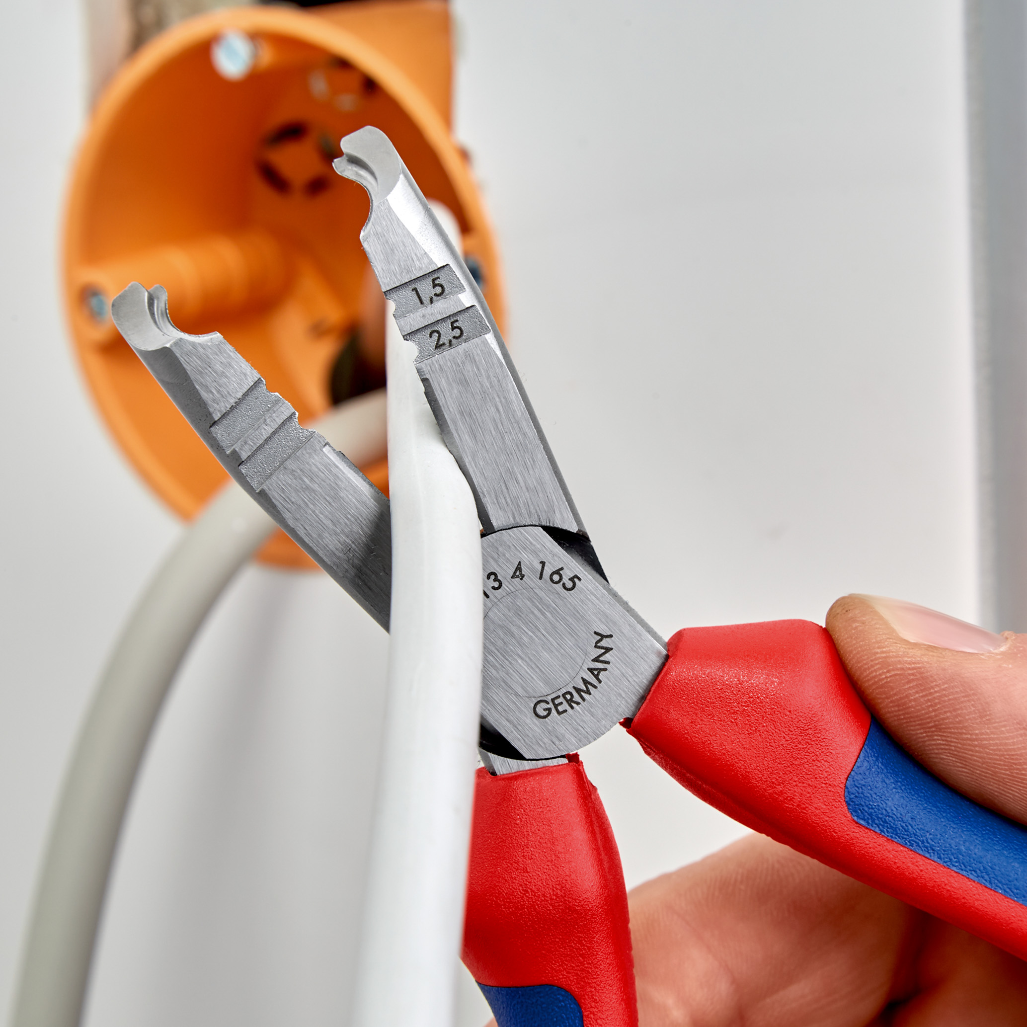 Pince a degainer acces difficile KNIPEX - 13 42 165