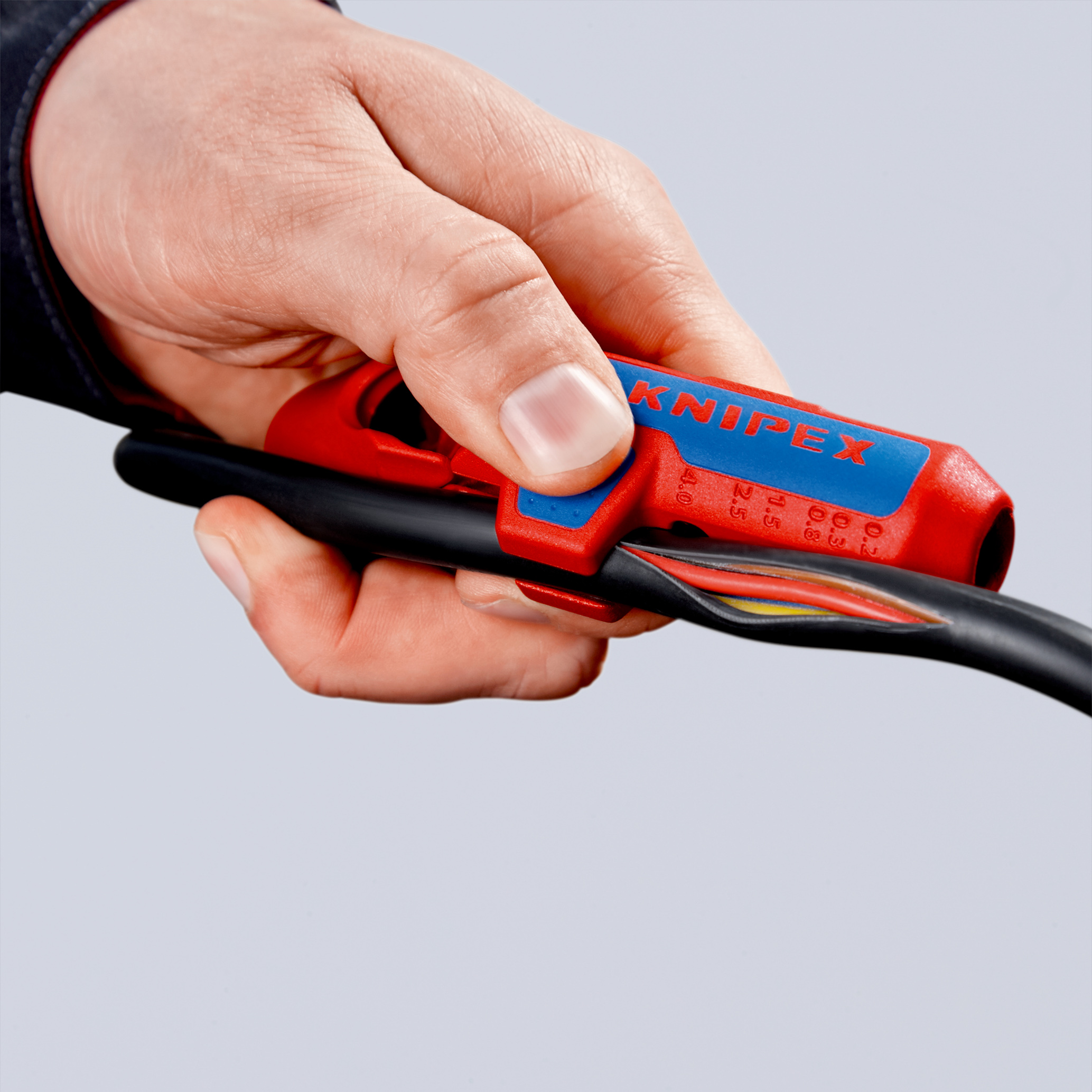 Outil universel à dégainer pour gaucher Ergostrip KNIPEX - 16 95 02 SB