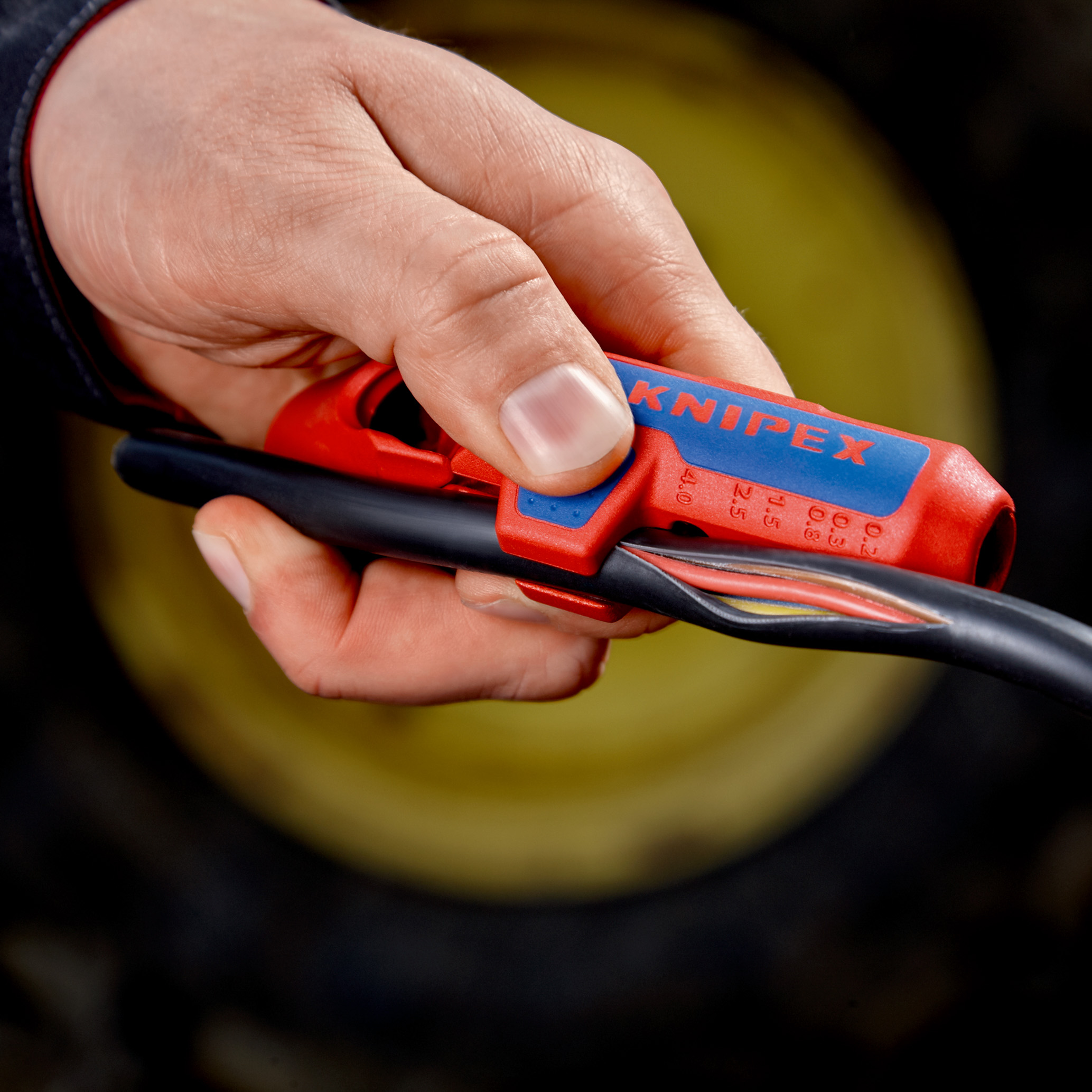 Outil universel à dégainer pour gaucher Ergostrip KNIPEX - 16 95 02 SB