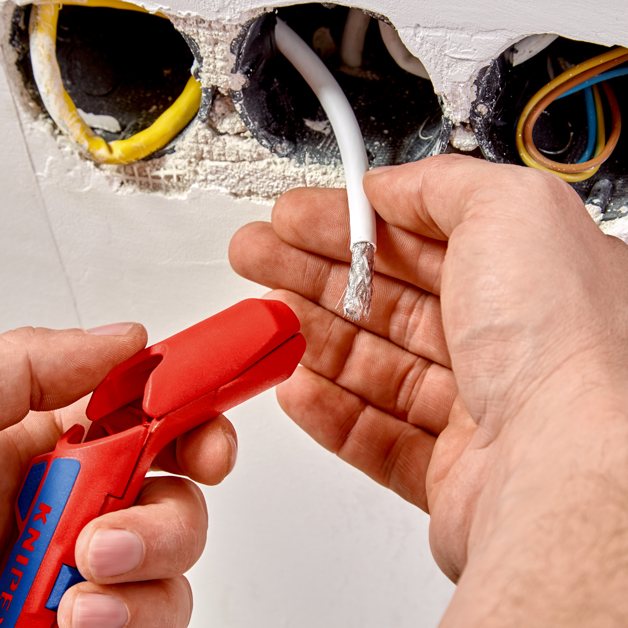 Outil universel à dégainer pour gaucher Ergostrip KNIPEX - 16 95 02 SB