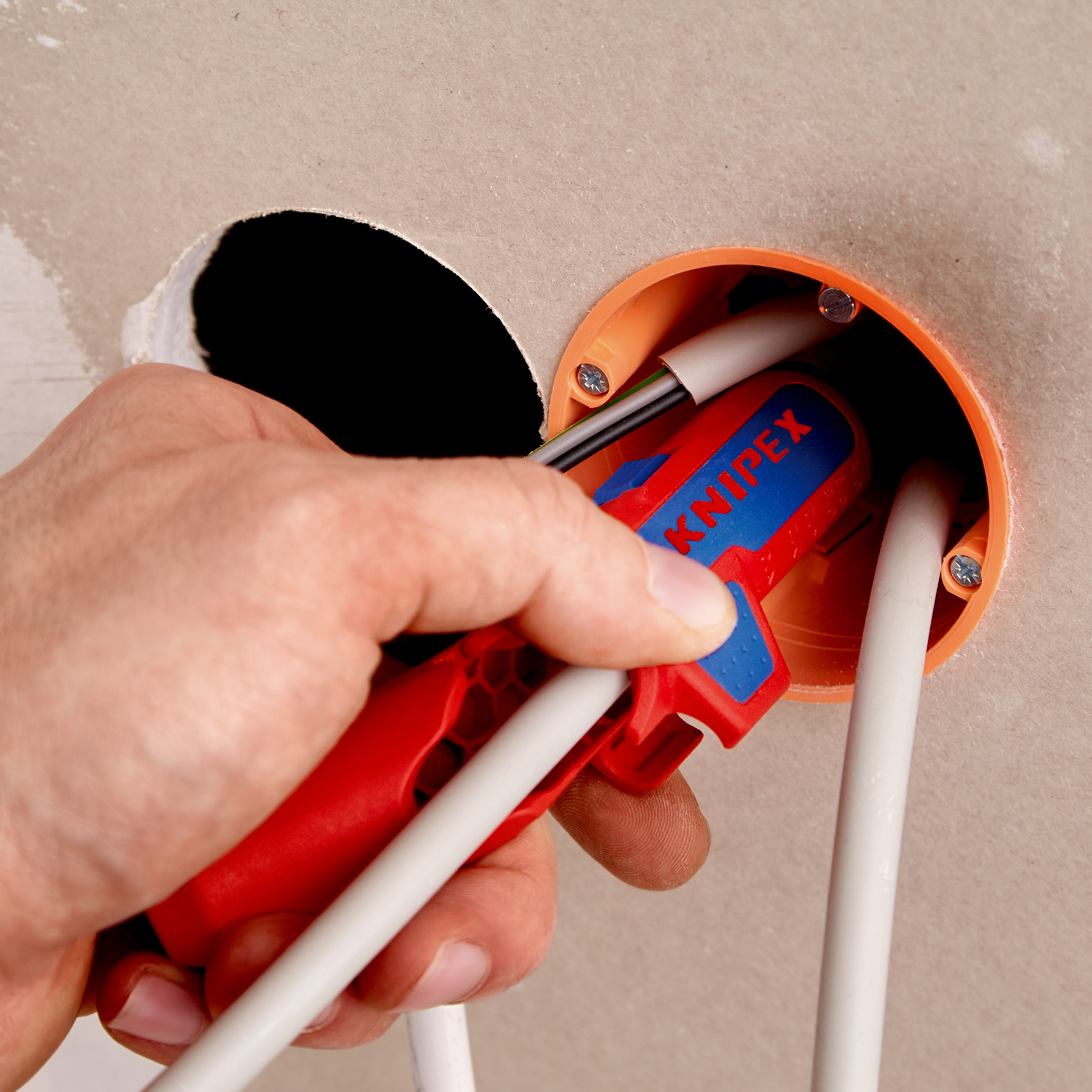 Outil universel à dégainer pour gaucher Ergostrip KNIPEX - 16 95 02 SB