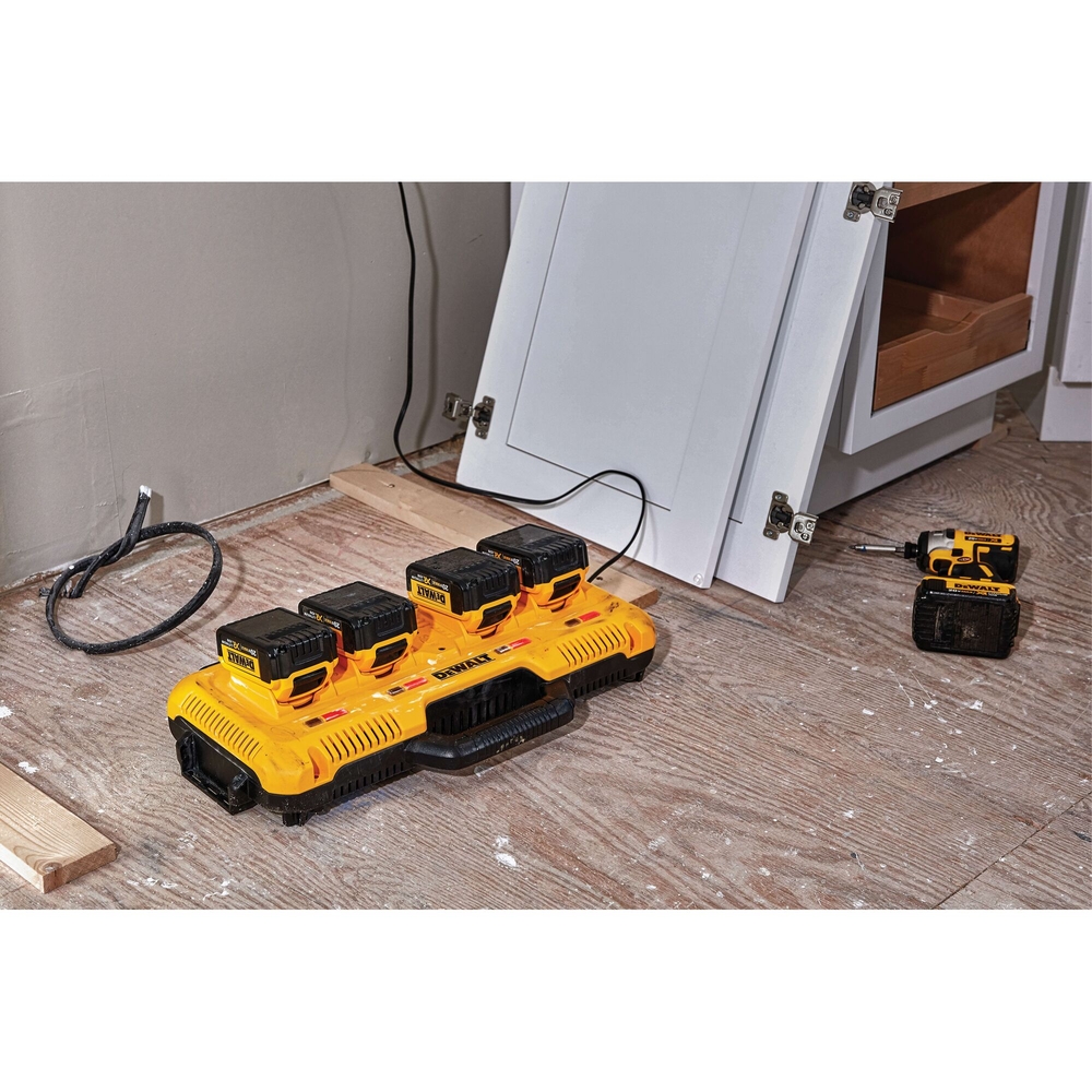 Chargeur rapide TOUGHSYSTEM 4 ports XR 12 V / 18 V / 54 V - DCB104-QW - DEWALT