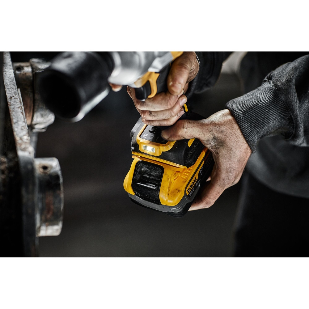 Boulonneuse ½” XR 18V 5Ah Li-Ion Brushless 1632Nm - Jonc de sécurité -POWERSTACK - DCF961H2T-QW - DEWALT