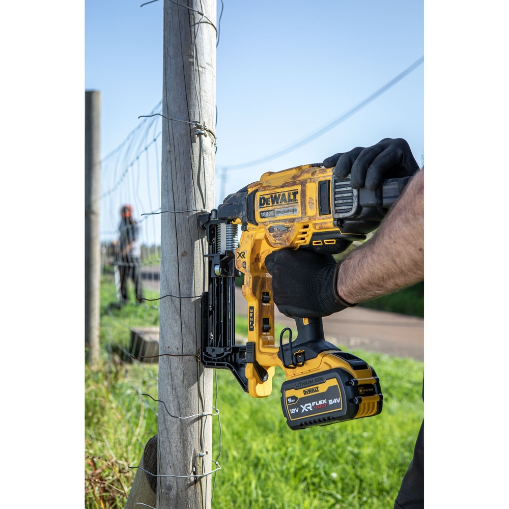 Agrafeuse pour clôture XR 18 V 5 Ah Li-Ion Brushless - DCFS950P2-QW - DEWALT
