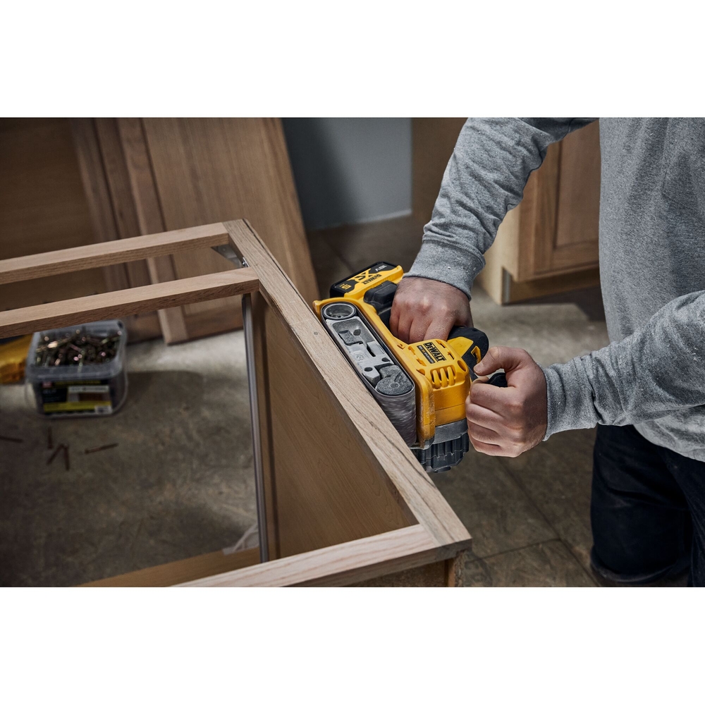 Ponceuse à bande 75x533mm XR 18V 5Ah Li-Ion Brushless - DCW220P2-QW - DEWALT